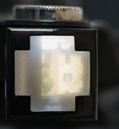 Il mirino della Il mirino della Kodak Hawk Eye prima della pulizia Il mirino della Il mirino della Kodak Hawk Eye prima della pulizia